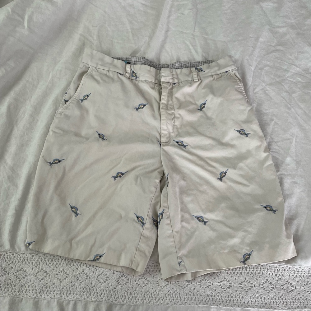 J McLaughlin Sz 34 Fish fishing embroidered Flat front Shorts Cream White